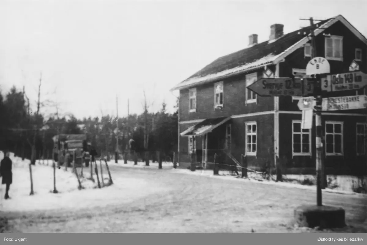 Ende i Idd, Halden kommune, veikryss, knutepunkt i flyktningtrafikken under andre verdenskrig. Bygningen huset antakelig Ende Landhandleri.