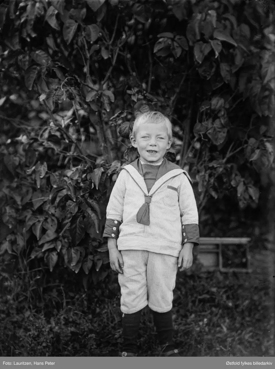 Fotografens brorsønn Erling Kristian Lauritzen, F.30.12.1912 i Hølen.Han var apoteker i Vestby.