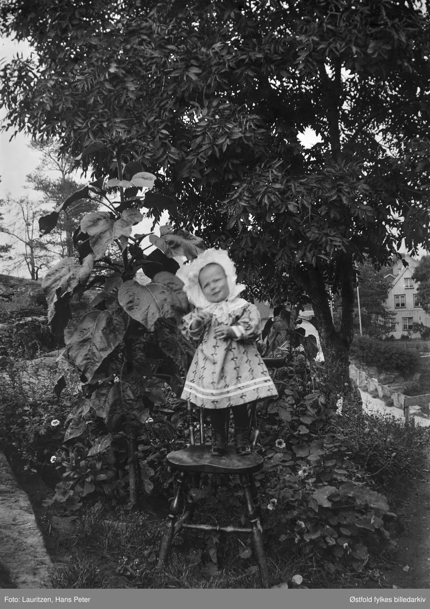 Fotografens datter Dagar Lauritzen på Fjellet i Hølen, ca 1919.