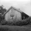 Stugan Hagalund under dubbelgården Smedstorp i Norra Vi. Vy mot stugans västra gavel. Foto efter slutförd restaurering 1984.