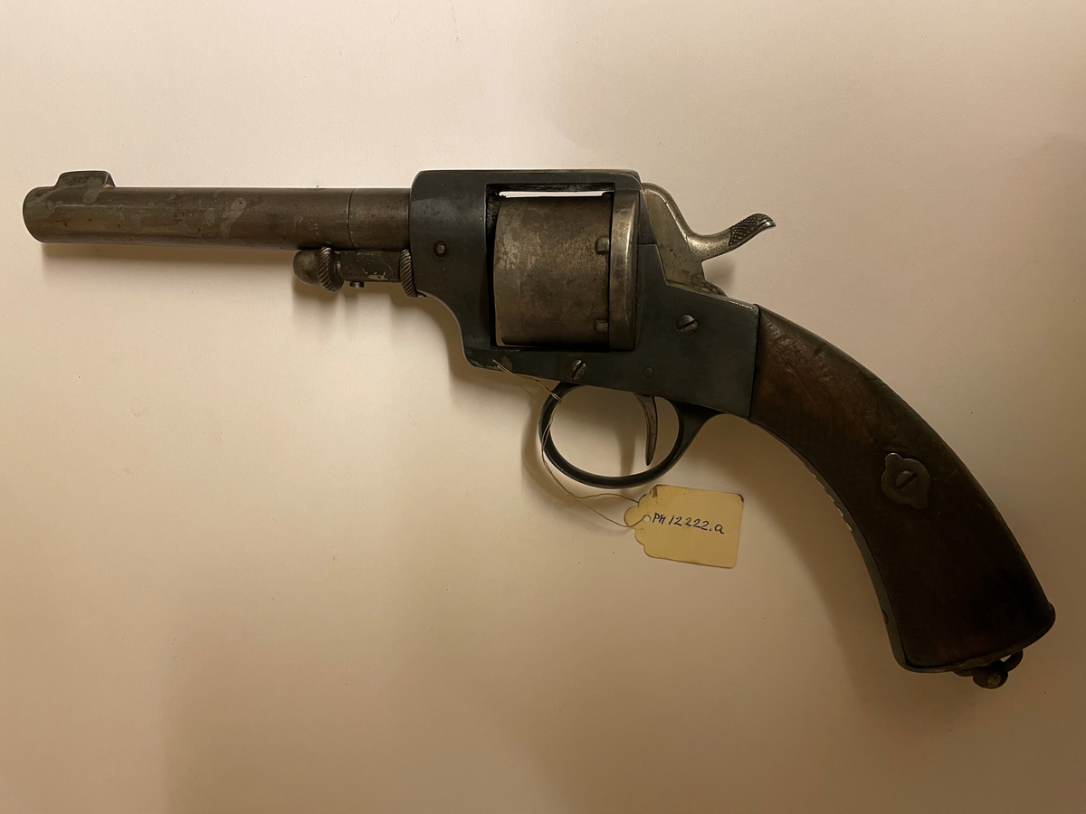 Revolver modell 1871 av 11 mm kaliber. Revolvern är en s k hanspännare (för att fyra av skott var användaren tvungen att först spänna hanen), avsedd för 6 patroner med central antändning. 

Tillverkningsnummer: 6477

Konstruerad av August Fredrik Hagström. Avsedd för vaktbetjänt som medföljer landsvägspost. Revolvern tillverkades huvudsakligen av A. Francotte i Liége, Belgien men även av Husqvarna Vapenfabriks AB. I en Kgl skrivelse av den 8 maj 1874 medgives att dylika revolvrar av 1871 års modell får inköpas från arméförvaltningen för beväpning av postiljonerna. Detta fyra år innan artilleriet i svenska armén utrustades med dem. 

Auguste Francotte & Companie, Liege