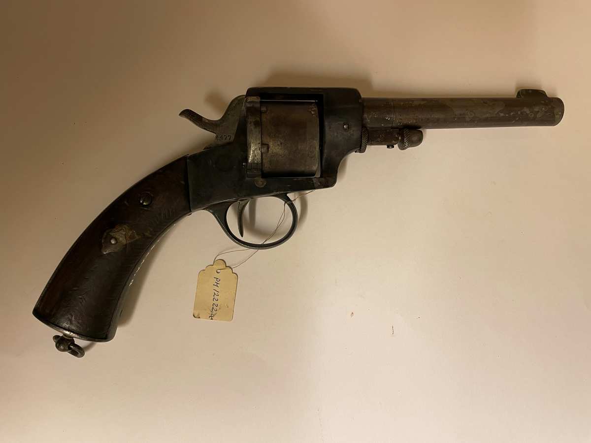 Revolver modell 1871 av 11 mm kaliber. Revolvern är en s k hanspännare (för att fyra av skott var användaren tvungen att först spänna hanen), avsedd för 6 patroner med central antändning. 

Tillverkningsnummer: 6477

Konstruerad av August Fredrik Hagström. Avsedd för vaktbetjänt som medföljer landsvägspost. Revolvern tillverkades huvudsakligen av A. Francotte i Liége, Belgien men även av Husqvarna Vapenfabriks AB. I en Kgl skrivelse av den 8 maj 1874 medgives att dylika revolvrar av 1871 års modell får inköpas från arméförvaltningen för beväpning av postiljonerna. Detta fyra år innan artilleriet i svenska armén utrustades med dem. 

Auguste Francotte & Companie, Liege