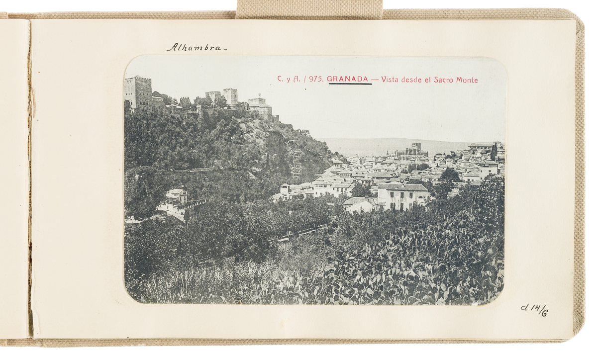 Fotografiet föreställer en vy över Granada med Alhambra på vänster sida.