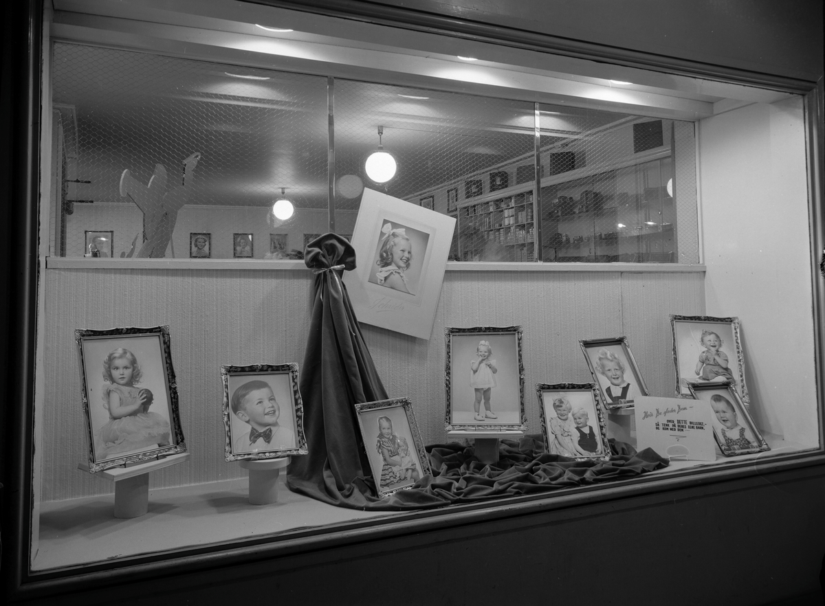 Julevindu til Foto Schrøder julen 1956