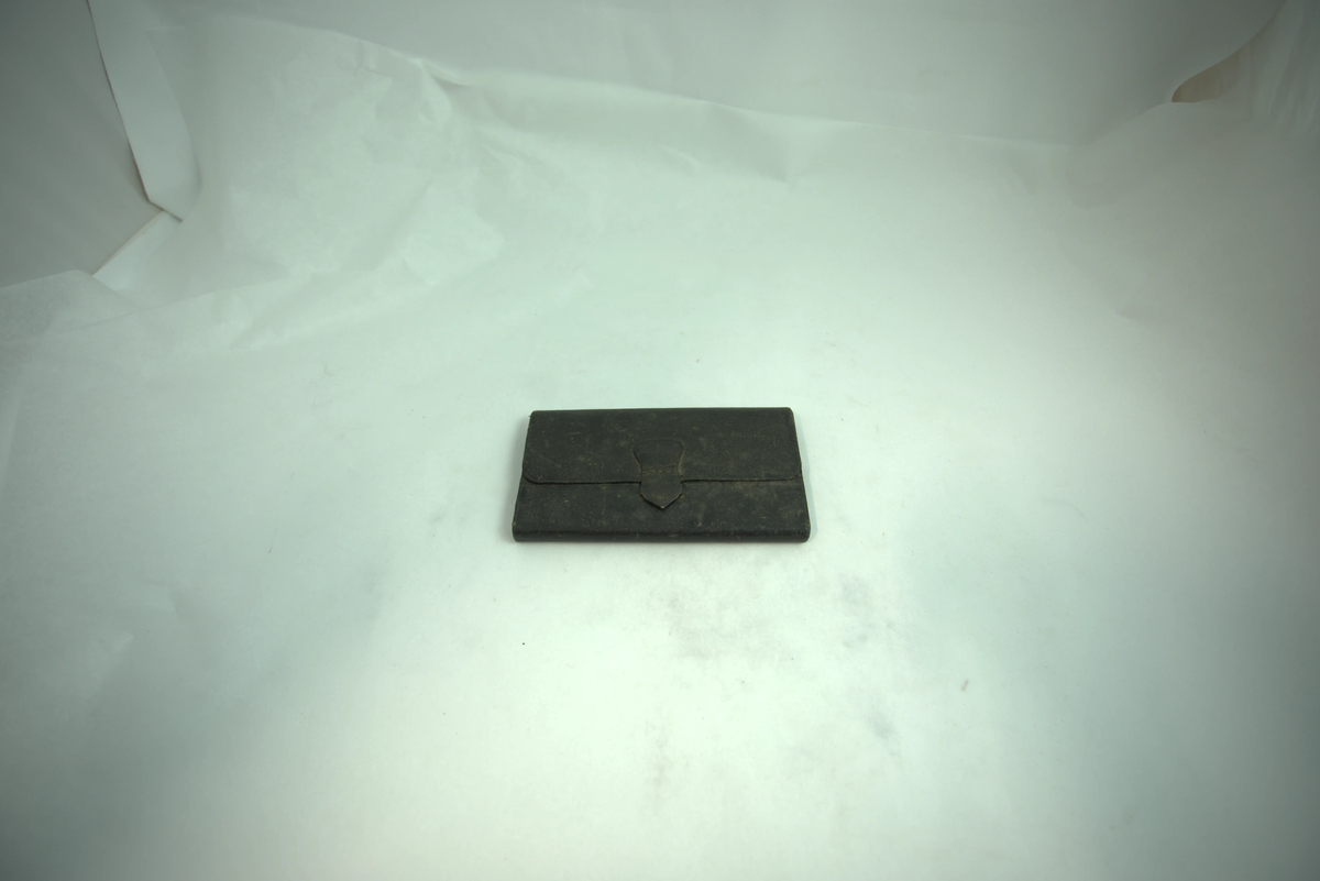 Form: rektangulære etui, sylinderformede glass
