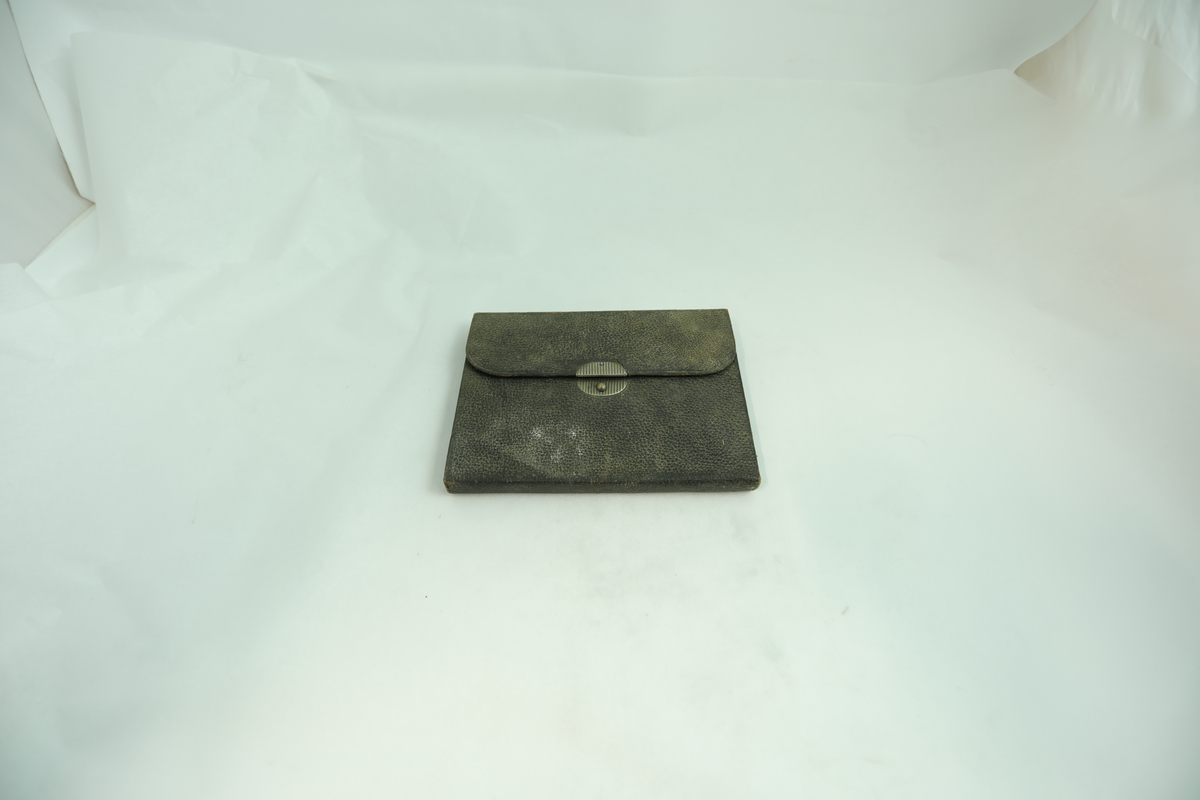 Form: rektangulære etui, sylinderformede glass
