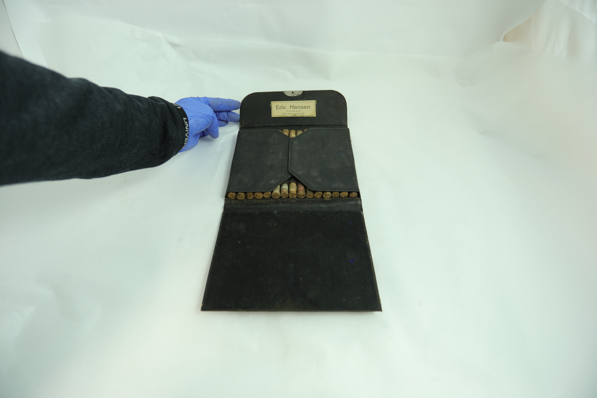 Form: rektangulære etui, sylinderformede glass
