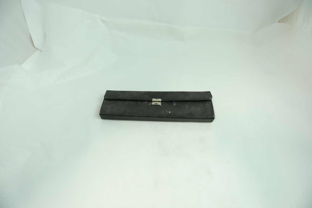 Form: rektangulære etui, sylinderformede glass
