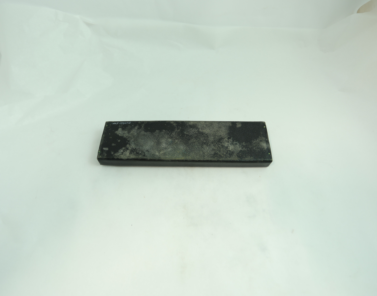 Form: rektangulære etui, sylinderformede glass

