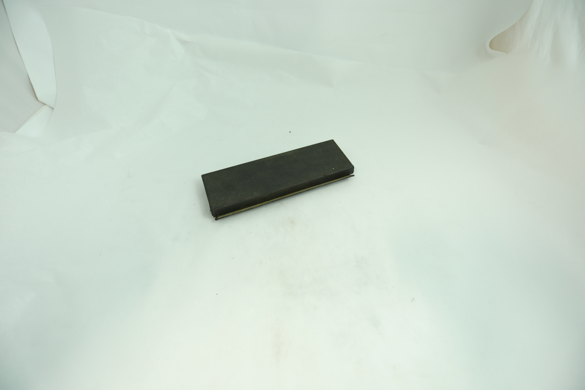 Form: rektangulære etui, sylinderformede glass
