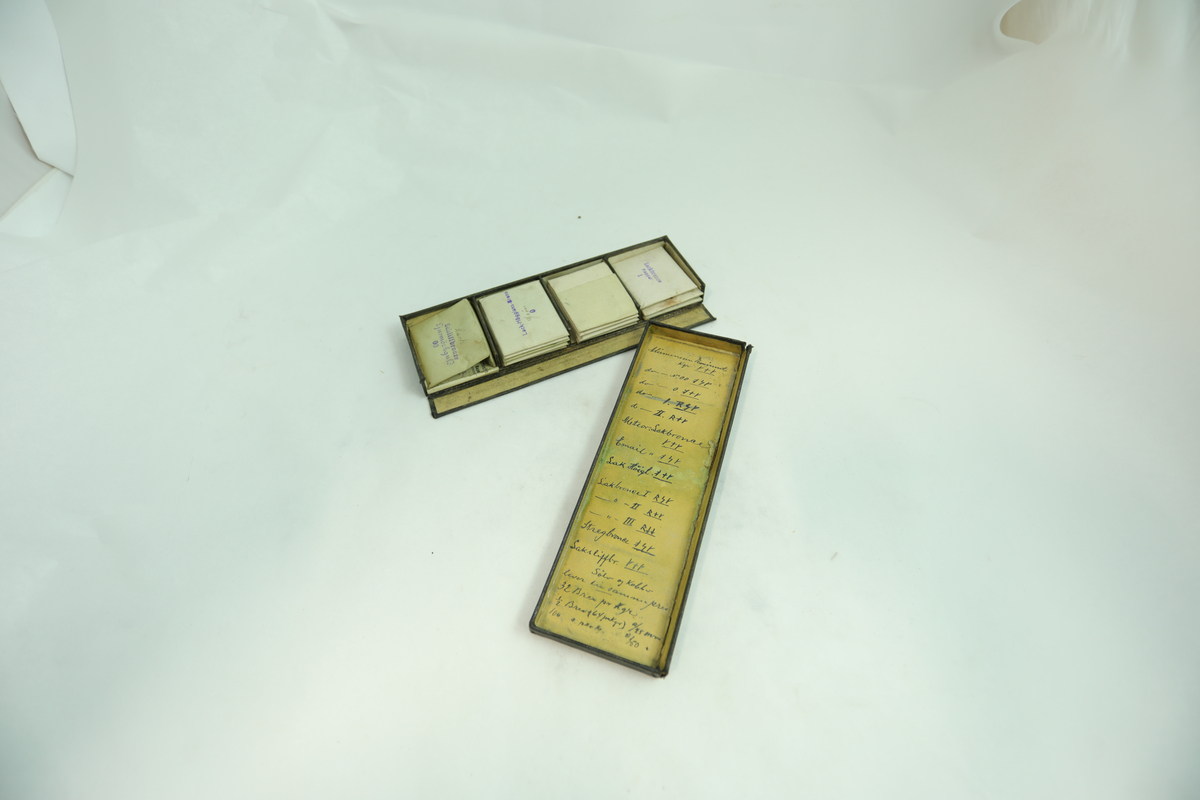 Form: rektangulære etui, sylinderformede glass

