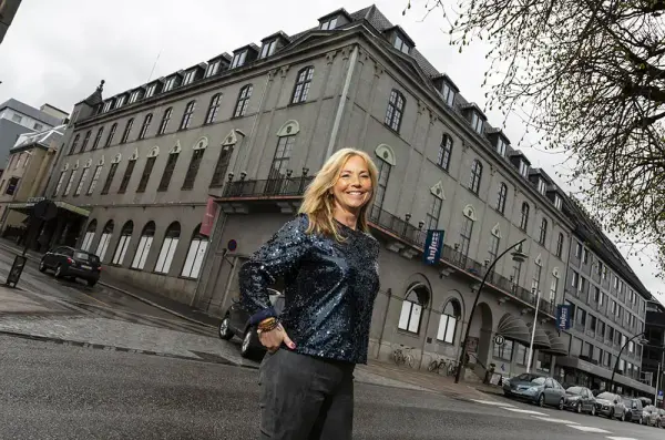 Kvinne med blondt hår foran Hamar Teater. Mesterborgerkandidat Anja Katrine Tomter