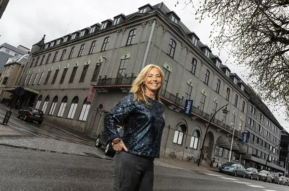 Kvinne med blondt hår foran Hamar Teater. Mesterborgerkandidat Anja Katrine Tomter