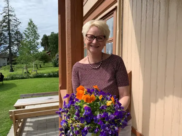 Kårhild Husom Løken. Kvinne med blond hår som holder blomster. Mesterborgerkandidat 2025