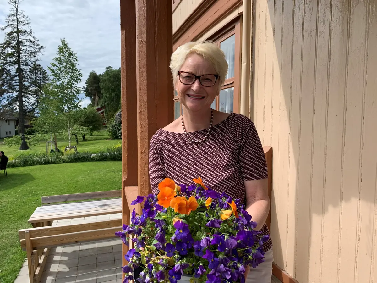 Kårhild Husom Løken. Kvinne med blond hår som holder blomster. Mesterborgerkandidat 2025