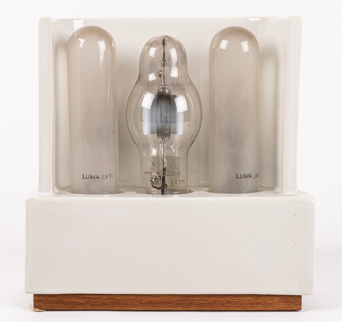 Sollampa av märket "Luma" i originalförpackning. Tre lampor i en ställning av grå plast. Elsladd av tyg.