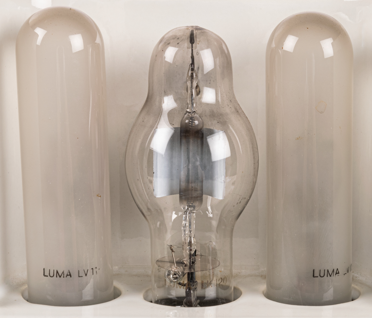 Sollampa av märket "Luma" i originalförpackning. Tre lampor i en ställning av grå plast. Elsladd av tyg.