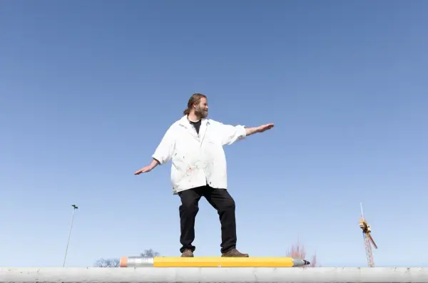 Knut Nordby Mesterborgerkandidat 2025 mann i hvit skjorte som står på en stor blyant