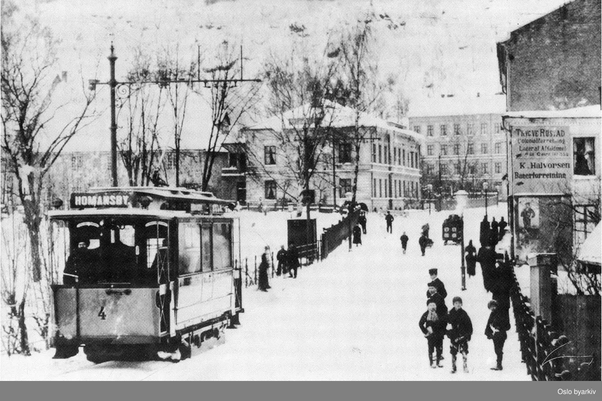 Trikk, vogn 4 på vei til Homansby(en) på Oslo Bro, nåværende Geitabru i Oslogate. Oslo Hospital.