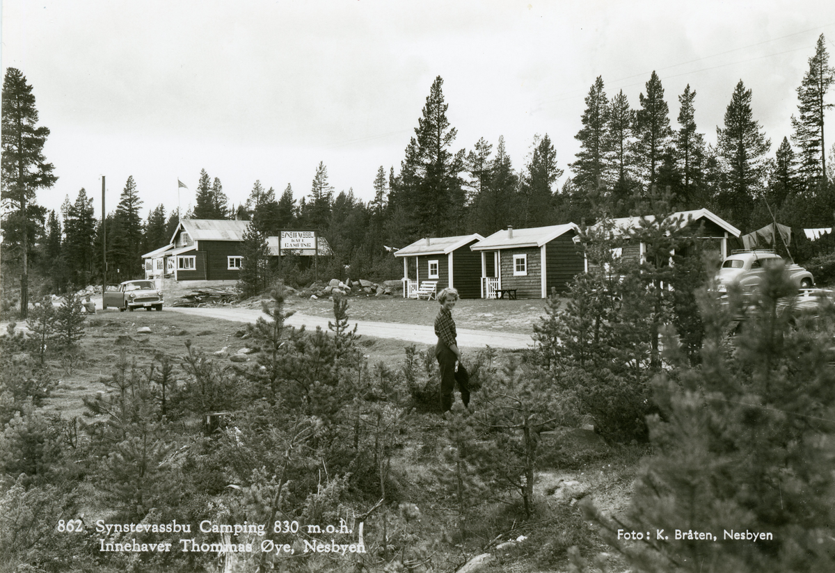 Postkort
Synstevassbu Camping Nesbyen sommer
På bildet er det til venstre ein Opel Rekord 1958-60 modell og til høgre ein Opel Olympia 1950-52 modell