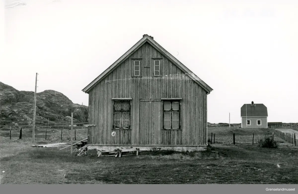 Prestestua på Grense Jakobselv. En annen bygning til høyre. 28.06.1983. 