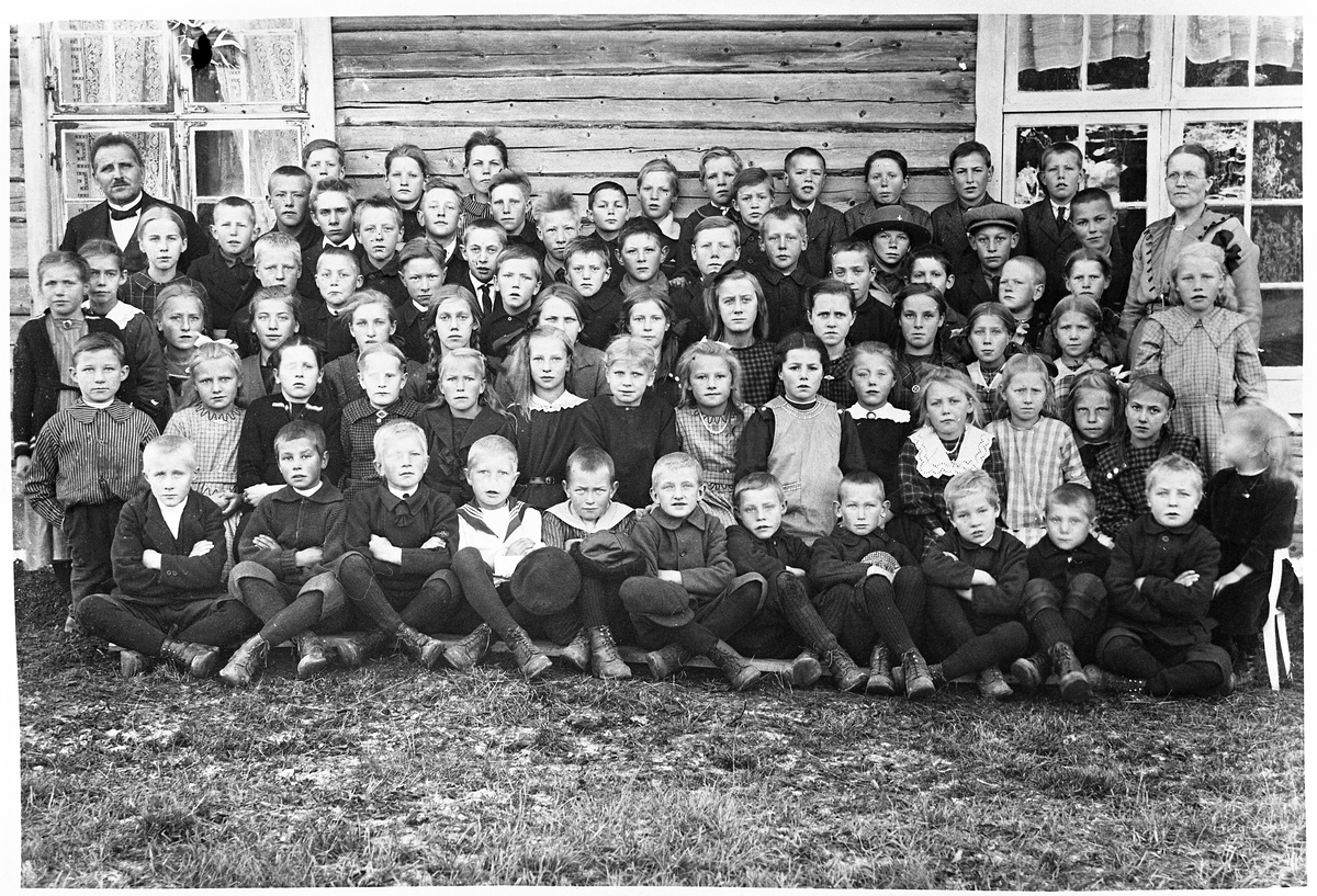 Skolebilde fra Nyhagen skole, Bøverbru i Vestre Toten, året 1923. Lærere var Anna og Harald Sunde. Fru Sunde kom fra Kolbu, født Ødegård, mens Harald Sunde kom fra et sted i nærheten av Bergen. Såvidt man kjente til da bildet ble lånt ut til museet, var dette det eneste skolebildet fra deres lærertid på Nyhagen.
1. rekke fra venstre: Sverre Fiskevold, Johan Heggsum, Karsten Heggsum, Einar Ellingsen, Hans Kåre Sivesind, Johannes Hagen, Olaf Heksumengen, Johannes Dølbakken, Bjarne Stangejordet, Birger Løken, Arthur Sivesind, i barnestolen helt til høyre Hjørdis Sunde.
2. rekke fra høyre: Astrid Friedland, Laura Rostad, Tolvine Fiskevold, Hilda Sørlien, Karen Smettopp, Helga Reinsvoldsveen, Hjørdis Stangjordet, Marthe Kværnum, Åse Sivesind, Olaug Dølbakken, Marthe Heimdahl, Hanna Bergum, Olga Stangjordet, Torolf Torvaldsen.
3. rekke fra venstre: Olga Bergum, Mina Karlsen, Hjørdis Gråsten, Kari Leithe, Karen Hagen, Anna Karlsen, Klara Torvaldsen, Ester Rostad, Borghild Jensen, Inga Tangsveen, Ovidia Stangjordet, Magnhild Vikshagen, Ingrid Vikshagen, Esther Heksumengen.
4. rekke fra høyre: Nora Heimdahl, Hans Engelund, Josef Rosendal, Hartvik Vikshagen, Petter P. Sivesind, Jørgen Fjelstadsveen, Bjarne Dybdal, Peder Heimdal, Birger Furuset, Hans Kristian Karlsen, Jon Reinsvoldsveen, Kolbjørn Sørlien, Malvin Jensen, Oskar Heimdahl, Ester Fiskevold.
5. Rekke fra venstre: Olav Fremstad, Hans Fiksevold, Harald Sivesind,  Hans Jul Sivesind, Asbjørn Heksumengen, Noak Reinsvoldsveen, Karl Sørlien, Ole Stangjordet, Johannes Stangjordet, Martin Gamme, Torleif Gråsten, Hans Marius Bergum, Ellef Gråsten, Sverre Sunde.

Tre gutter mellom rekke 4 og 5, fra høyre: Alfred Sørlien, Hans Heksum, Konrad Finstad.
Tre gutter bak rekke nr. 5: Ingvald Gamme, Anton Hagen, Matias Torvaldsen.