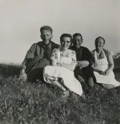 To kvinner og to menn sitter ute på gresset. Fra venstre: ekteparet Gunnar og Anlaug Andrea Johansen (f. 1937). Videre er Anlaugs foreldre Johannes Heitman Andreasen (f. 1899) og Alma Elise Nicoline (Karlsen), født i 1898.