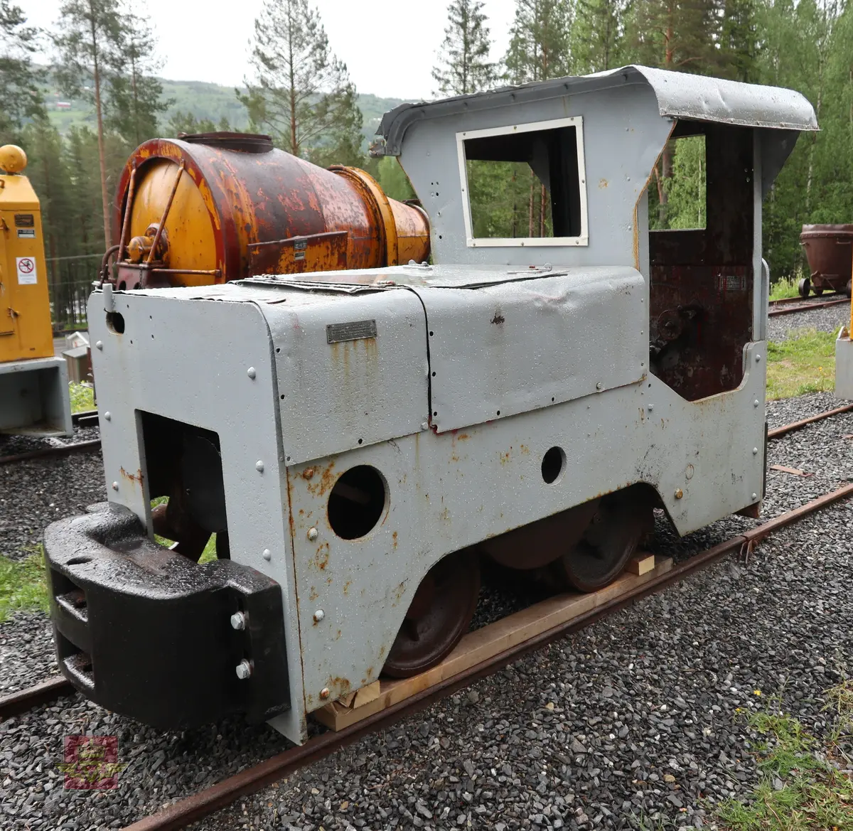 DEMAG ML15, diesel drevet lokomotiv, toakslet med to hjul på hver aksling. Akselavstand er 80 cm. Beregnet på skinnegang med sporvidde 60 cm. Har vært malt om, fargen er grå (tilsvarende opprinnelig farge). Motoren er en en-sylindret vannavkjølt vertikalmotor som yter 15 Hk og har en hastighet fra 4,5 til 14,5 km/t. Strømsystemet er 12 volt. Lokomotiver har kjededrift-veivstang overføring til hjulparet i front.