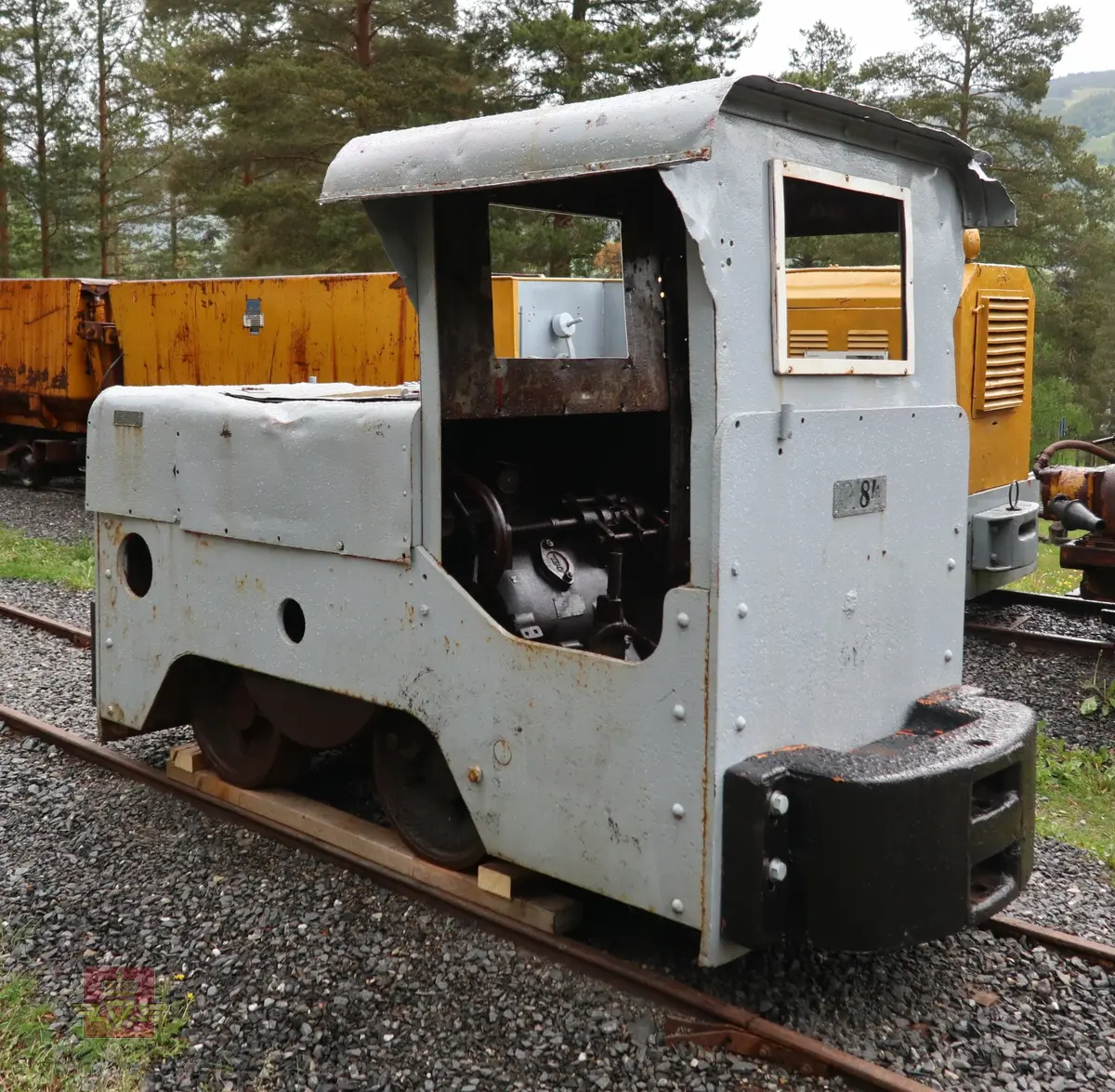 DEMAG ML15, diesel drevet lokomotiv, toakslet med to hjul på hver aksling. Akselavstand er 80 cm. Beregnet på skinnegang med sporvidde 60 cm. Har vært malt om, fargen er grå (tilsvarende opprinnelig farge). Motoren er en en-sylindret vannavkjølt vertikalmotor som yter 15 Hk og har en hastighet fra 4,5 til 14,5 km/t. Strømsystemet er 12 volt. Lokomotiver har kjededrift-veivstang overføring til hjulparet i front.