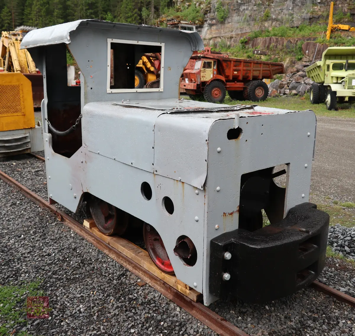 DEMAG ML15, diesel drevet lokomotiv, toakslet med to hjul på hver aksling. Akselavstand er 80 cm. Beregnet på skinnegang med sporvidde 60 cm. Har vært malt om, fargen er grå (tilsvarende opprinnelig farge). Motoren er en en-sylindret vannavkjølt vertikalmotor som yter 15 Hk og har en hastighet fra 4,5 til 14,5 km/t. Strømsystemet er 12 volt. Lokomotiver har kjededrift-veivstang overføring til hjulparet i front.