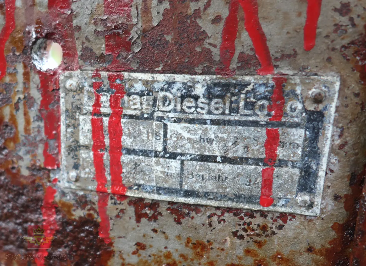 DEMAG ML15, diesel drevet lokomotiv, toakslet med to hjul på hver aksling. Akselavstand er 80 cm. Beregnet på skinnegang med sporvidde 60 cm. Har vært malt om, fargen er grå (tilsvarende opprinnelig farge). Motoren er en en-sylindret vannavkjølt vertikalmotor som yter 15 Hk og har en hastighet fra 4,5 til 14,5 km/t. Strømsystemet er 12 volt. Lokomotiver har kjededrift-veivstang overføring til hjulparet i front.