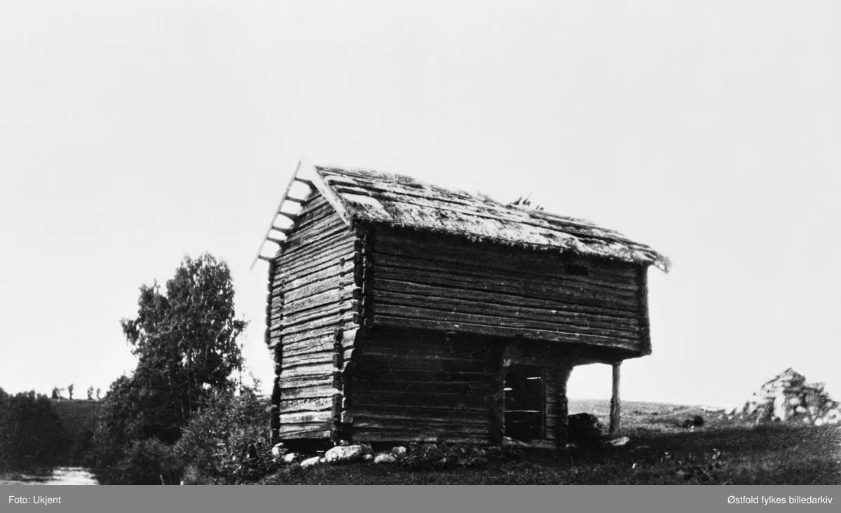 Mysen søndre, kjone ved Mysenelva, ca. 1920..Bygningen flyttet til  Borgarsyssel Museum.