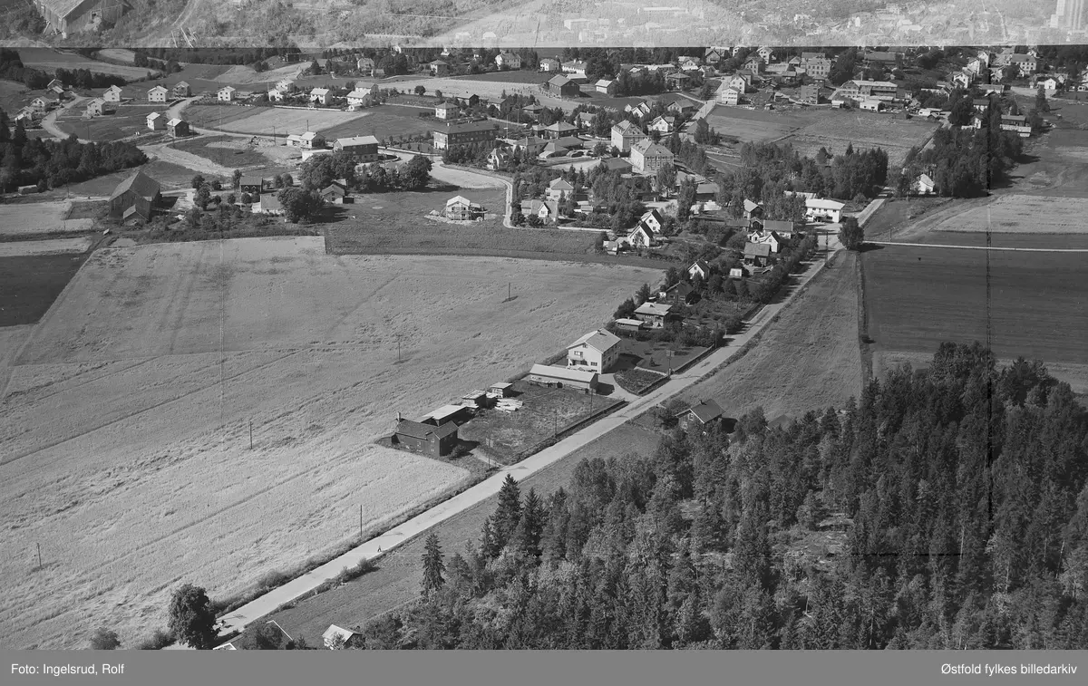Oversiktsbilde fra gårder og boligstrøk i  Mysen i Eidsberg, flyfoto 20. august 1953.
En huseier nevnt: Egil Rakstad 
Bilde 3 er utsnitt.