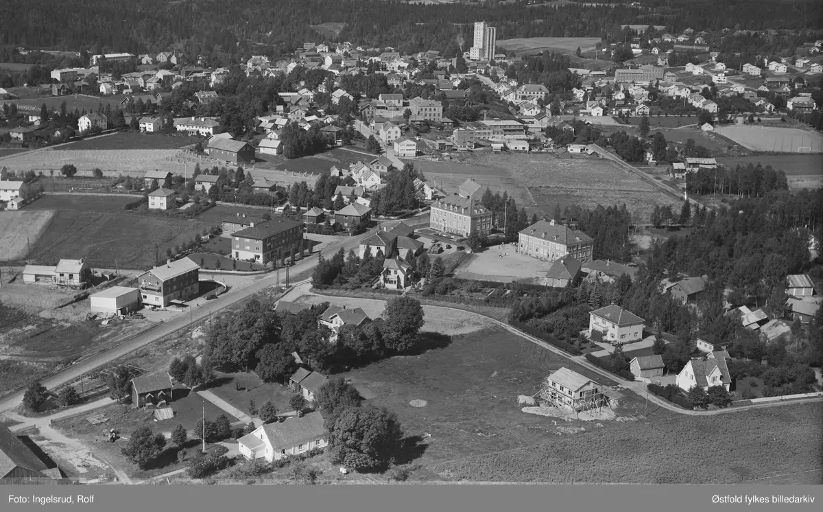 Oversiktsbilde fra  i  Mysen i Eidsberg, flyfoto 20. august 1953.
En huseier nevnt: Ing. H. Wibor. 
Bilde nr. 2 er digitalisert fra Widerøe's  katalogkort, og har nr. på husene.