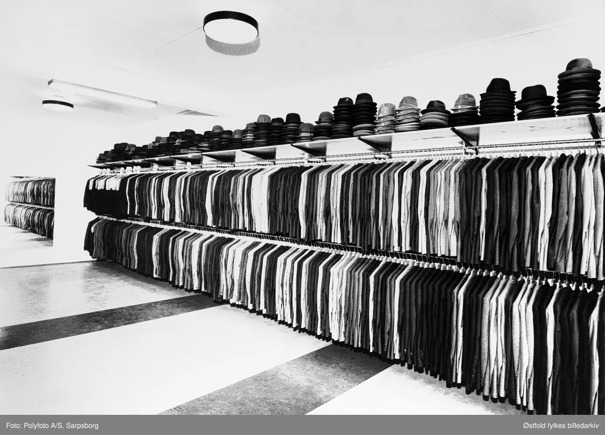 Brødrene Ramdahl, manufakturforretning i St. Marie gate 80 i Sarpsborg, interiør fra 1965. Salg av dresser og hatter.