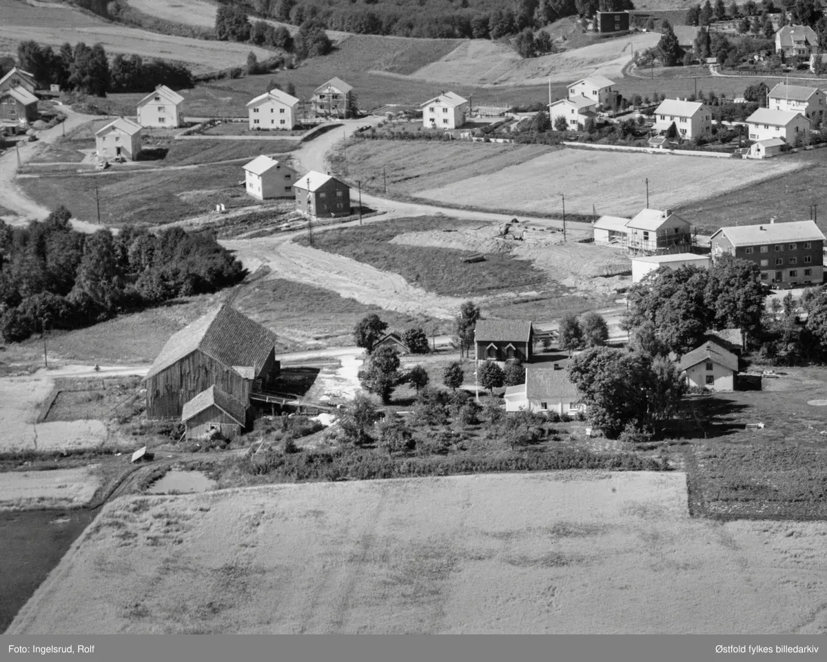 Oversiktsbilde fra gårder og boligstrøk i  Mysen i Eidsberg, flyfoto 20. august 1953.
En huseier nevnt: Egil Rakstad 
Bilde 3 er utsnitt.