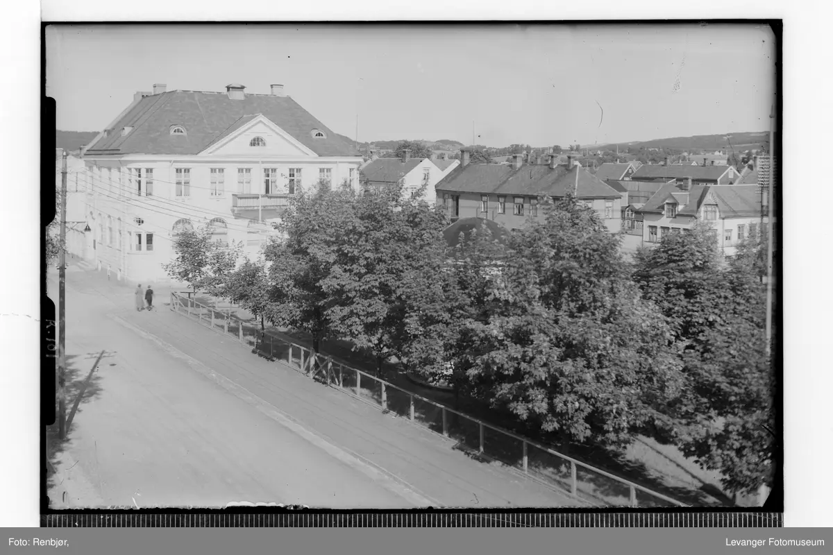 Kirkegata og øverparken, med bankbygget i mur. Årstall kjent, men etter 1911 da bygget ble reist.