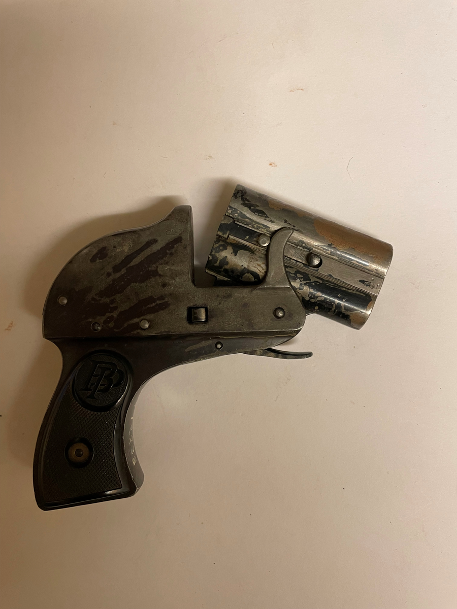 Gaspistol med dubbel pipa, även kallad skendödspistol.
Dubbla pipor som ligger "staplade" på höjden. Ingen bygel kring avtryckaren.

På sidan text: "PERPLEX D.R.P.a modell 2"
På övre pipans ovansida text: "NUR FÜR LEUCHTPATRONEN"

Tillverkad av Bernhard Paatz.