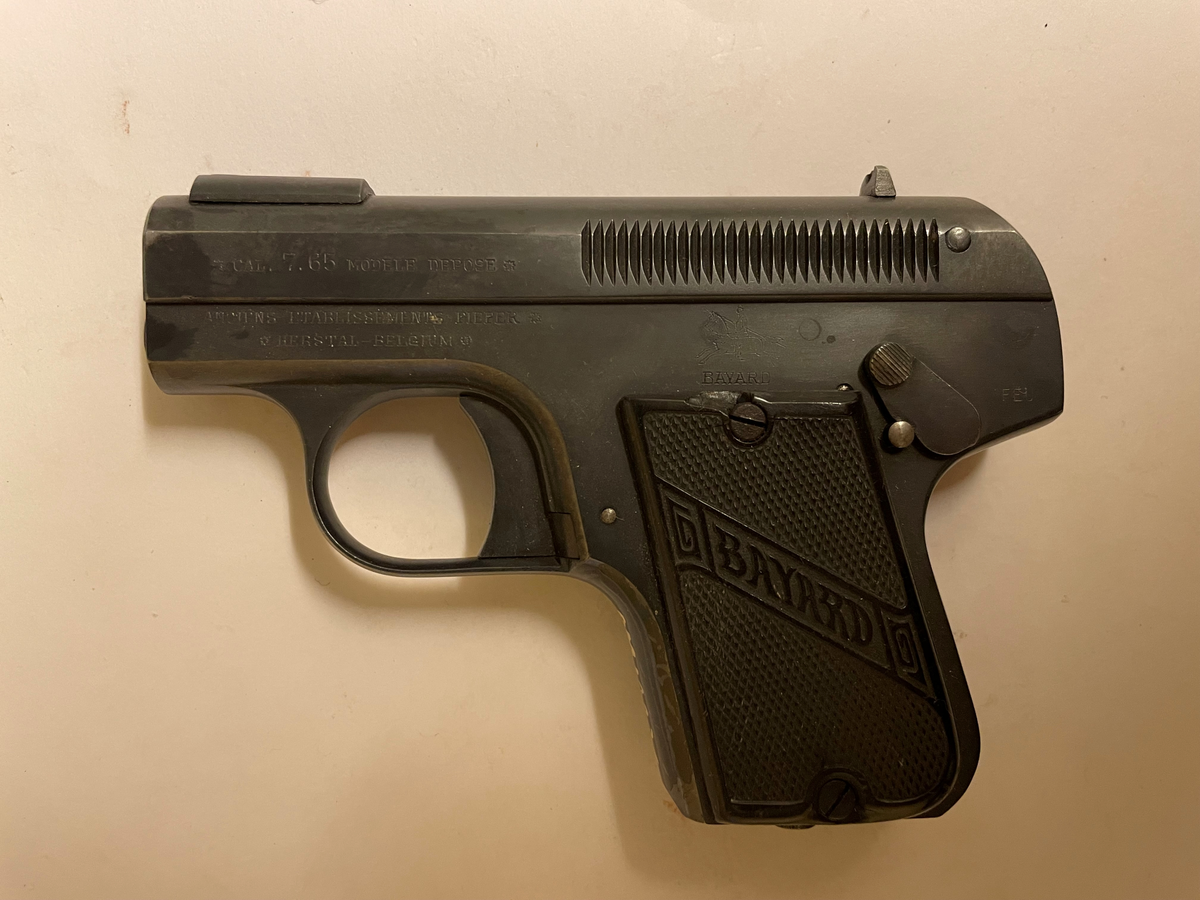 Pistol, halvautomatisk med magasin i kolven.  En säkerhetsspärr finns på vapnet. Kaliber 7,65 mm. 

Fabriksemblemet "BAYARD" inom ett band över kolven. 
På sidan text: " CAL. 7.65 MODELE DEPOSE. ANCIENS ETABLISSEMENTS PIEPER. HERSTAL - BELGIUM.

På ovansidan: BREVETE S. G. D. G. PATENTED SEPT. 8 1908

Tillverkningsnummer: 49926.