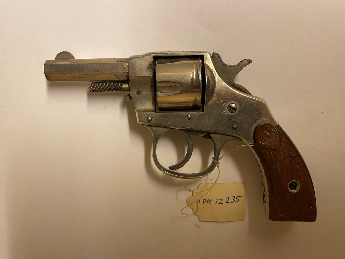 Revolver i kaliber 320.
Revolvern är en dubbelspännare, med bygel kring avtryckaren. 
Inom en cirkel i kolven står "H & A". Ovanför revolvertrumman: "X.L. DOUBLE ACTION HOPKINS & ALLEN ARMS CO NORWICH CT. U.S.A."
Tillverkad i Norwich, Conneticut, U.S.A.

Slagstiftet avkortat och mekanismen är trasig.
