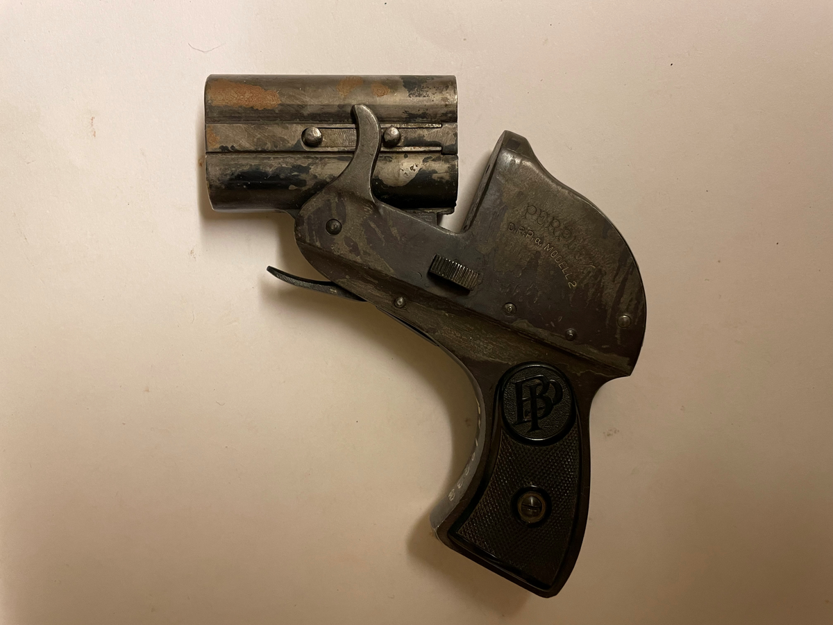 Gaspistol med dubbel pipa, även kallad skendödspistol.
Dubbla pipor som ligger "staplade" på höjden. Ingen bygel kring avtryckaren.

På sidan text: "PERPLEX D.R.P.a modell 2"
På övre pipans ovansida text: "NUR FÜR LEUCHTPATRONEN"

Tillverkad av Bernhard Paatz.