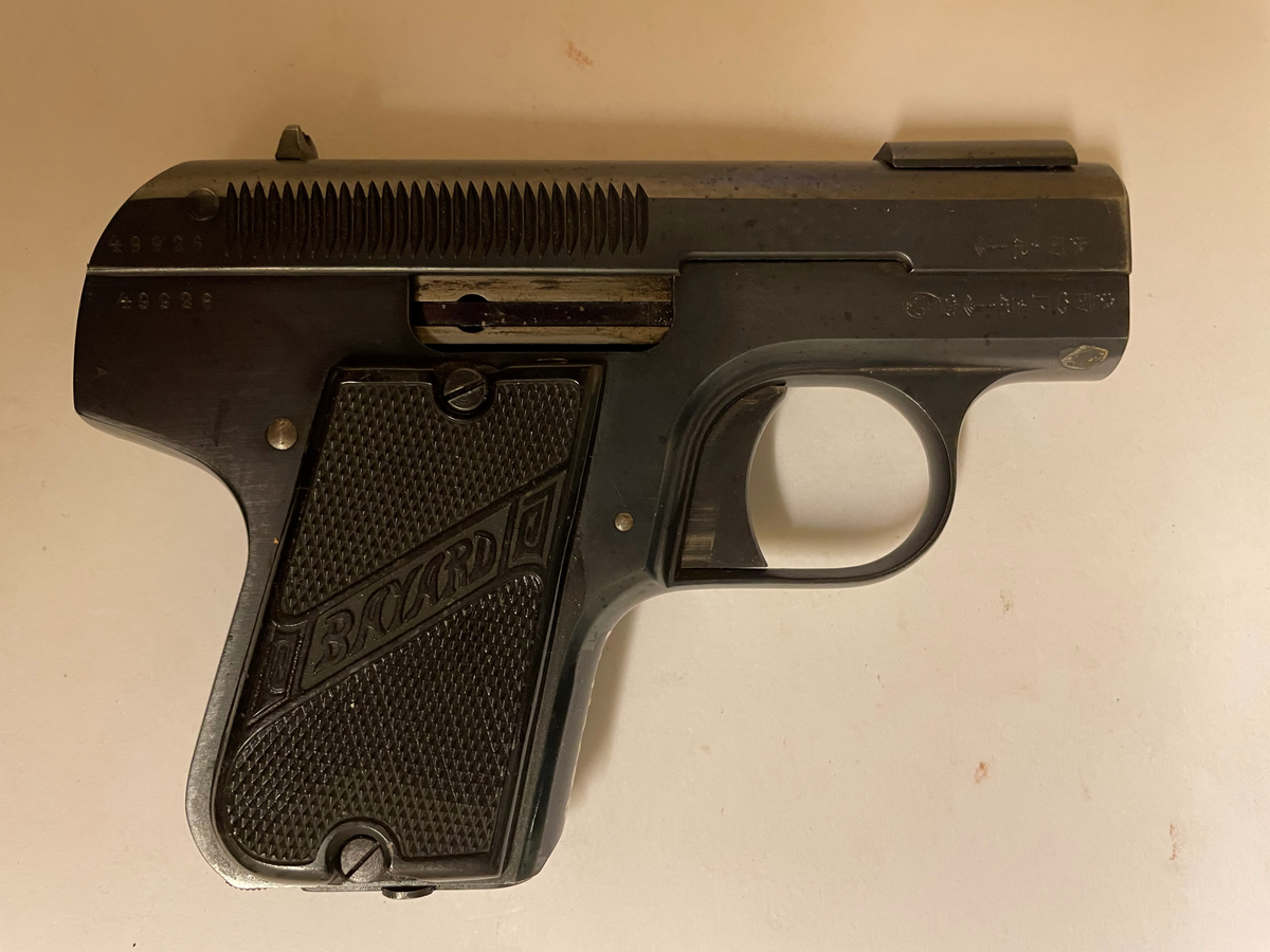 Pistol, halvautomatisk med magasin i kolven.  En säkerhetsspärr finns på vapnet. Kaliber 7,65 mm. 

Fabriksemblemet "BAYARD" inom ett band över kolven. 
På sidan text: " CAL. 7.65 MODELE DEPOSE. ANCIENS ETABLISSEMENTS PIEPER. HERSTAL - BELGIUM.

På ovansidan: BREVETE S. G. D. G. PATENTED SEPT. 8 1908

Tillverkningsnummer: 49926.
