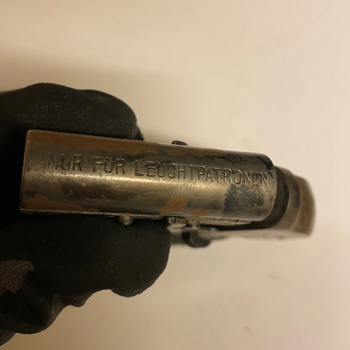 Gaspistol med dubbel pipa, även kallad skendödspistol.
Dubbla pipor som ligger "staplade" på höjden. Ingen bygel kring avtryckaren.

På sidan text: "PERPLEX D.R.P.a modell 2"
På övre pipans ovansida text: "NUR FÜR LEUCHTPATRONEN"

Tillverkad av Bernhard Paatz.