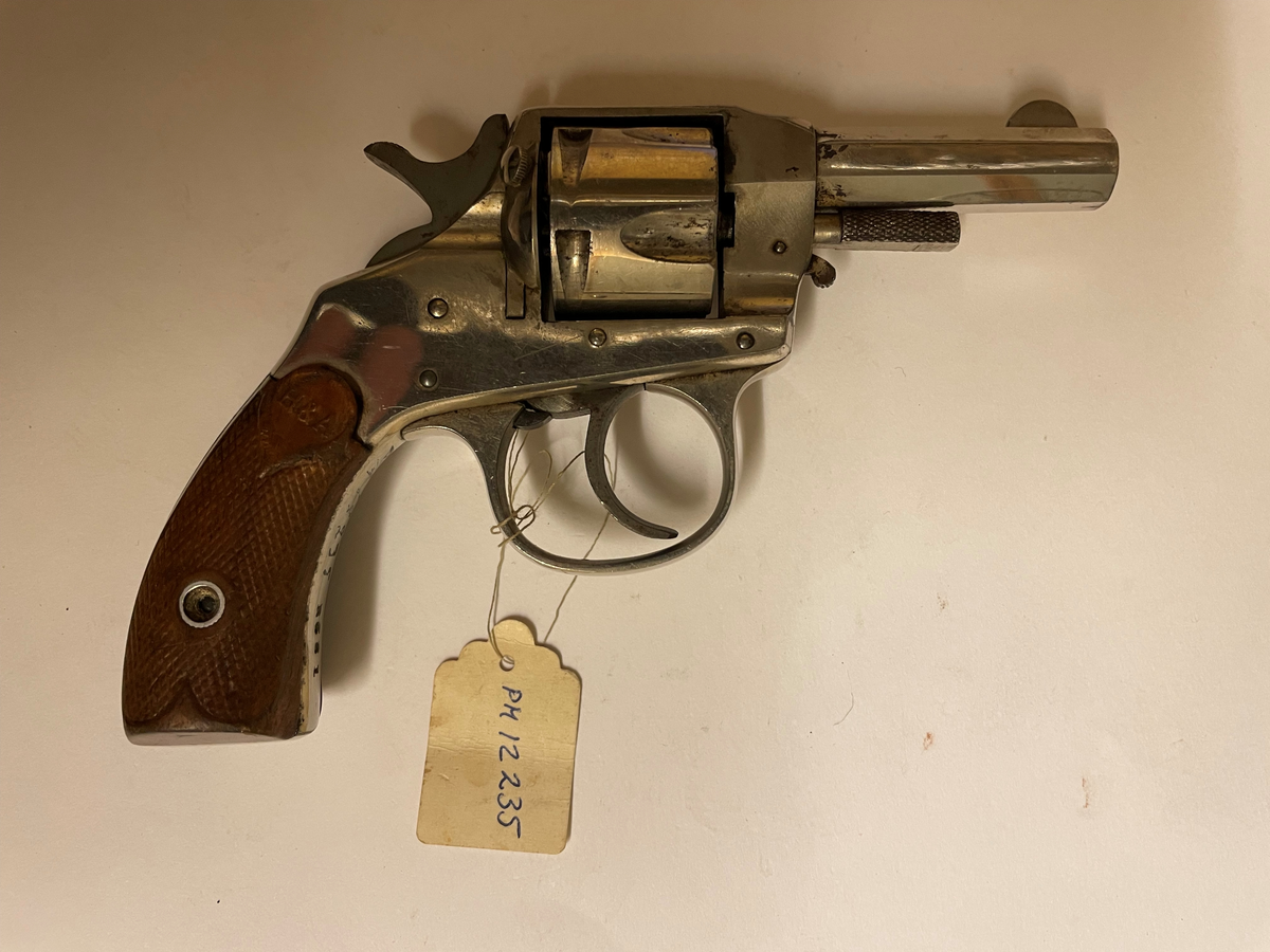 Revolver i kaliber 320.
Revolvern är en dubbelspännare, med bygel kring avtryckaren. 
Inom en cirkel i kolven står "H & A". Ovanför revolvertrumman: "X.L. DOUBLE ACTION HOPKINS & ALLEN ARMS CO NORWICH CT. U.S.A."
Tillverkad i Norwich, Conneticut, U.S.A.

Slagstiftet avkortat och mekanismen är trasig.