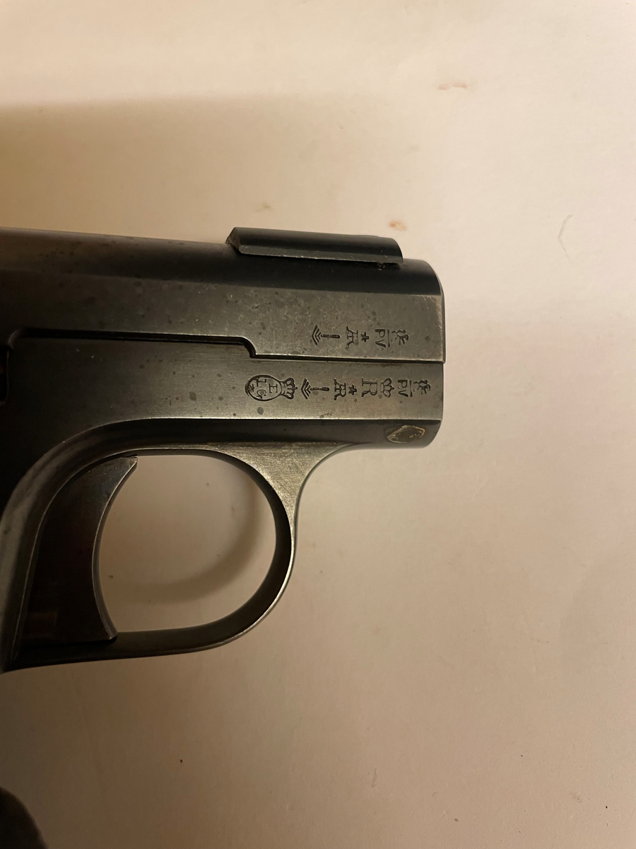 Pistol, halvautomatisk med magasin i kolven.  En säkerhetsspärr finns på vapnet. Kaliber 7,65 mm. 

Fabriksemblemet "BAYARD" inom ett band över kolven. 
På sidan text: " CAL. 7.65 MODELE DEPOSE. ANCIENS ETABLISSEMENTS PIEPER. HERSTAL - BELGIUM.

På ovansidan: BREVETE S. G. D. G. PATENTED SEPT. 8 1908

Tillverkningsnummer: 49926.