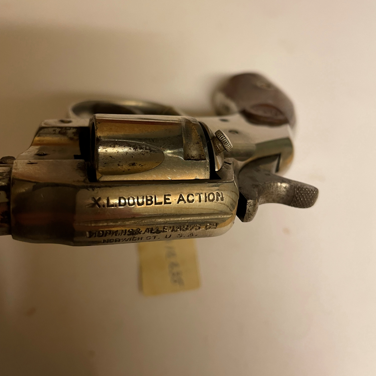 Revolver i kaliber 320.
Revolvern är en dubbelspännare, med bygel kring avtryckaren. 
Inom en cirkel i kolven står "H & A". Ovanför revolvertrumman: "X.L. DOUBLE ACTION HOPKINS & ALLEN ARMS CO NORWICH CT. U.S.A."
Tillverkad i Norwich, Conneticut, U.S.A.

Slagstiftet avkortat och mekanismen är trasig.