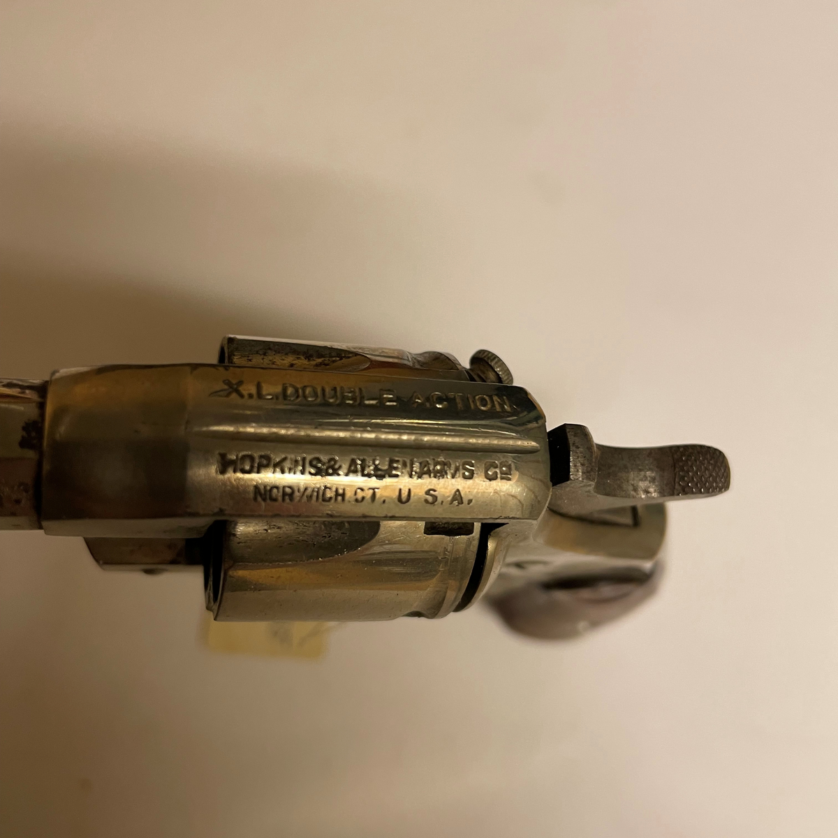Revolver i kaliber 320.
Revolvern är en dubbelspännare, med bygel kring avtryckaren. 
Inom en cirkel i kolven står "H & A". Ovanför revolvertrumman: "X.L. DOUBLE ACTION HOPKINS & ALLEN ARMS CO NORWICH CT. U.S.A."
Tillverkad i Norwich, Conneticut, U.S.A.

Slagstiftet avkortat och mekanismen är trasig.