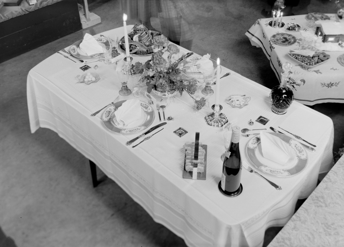Håndverk- og Industrimessen, 1954. borddekking
