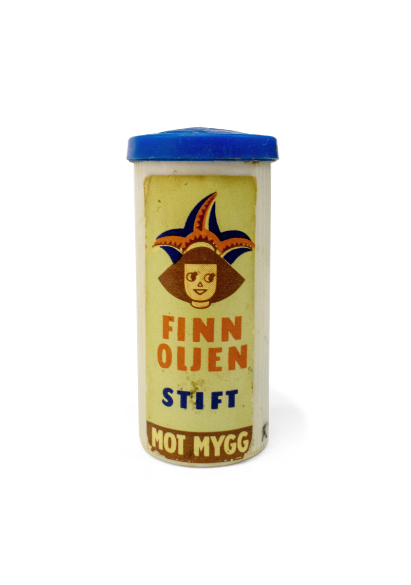"Finn oljen. Stift mot mygg". Samisk maskot/karikatur på boksen.