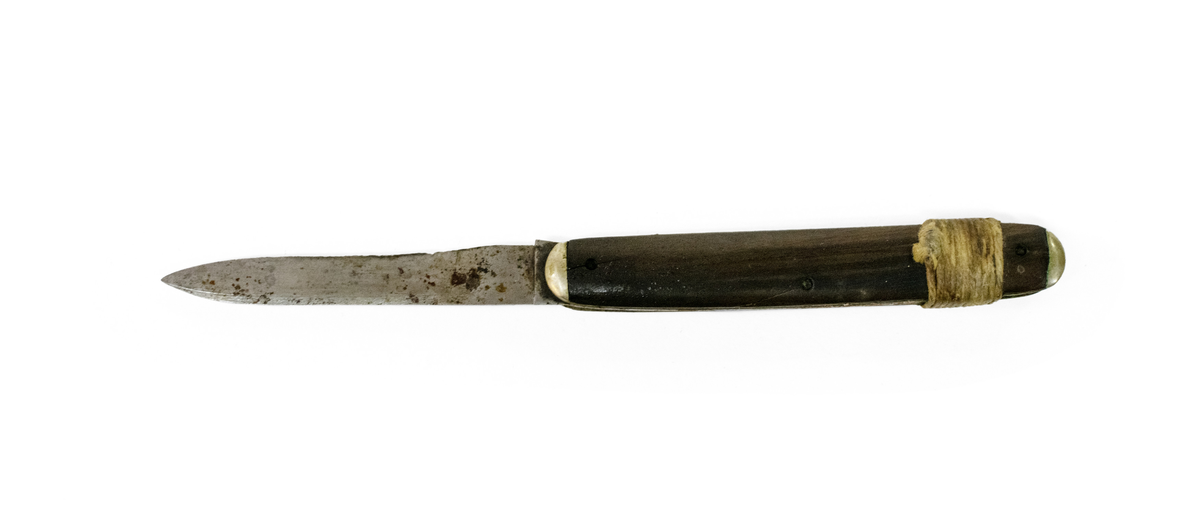 Liten foldekniv med treskaft. Hyssing er bundet rundt skaftet.